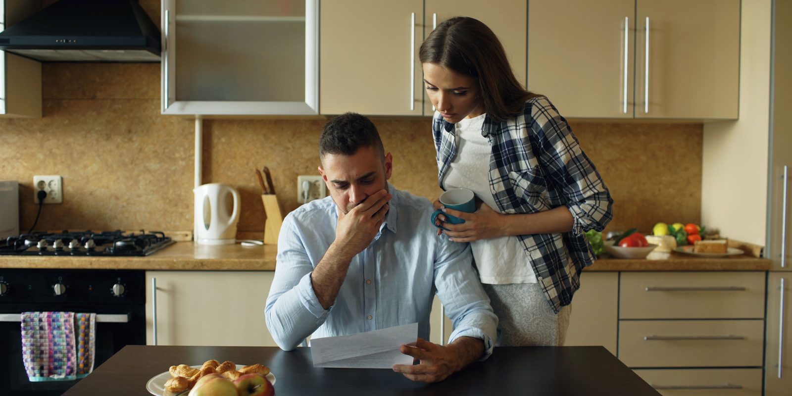 Une famille étale ses relevés et graphiques de dépenses sur la table