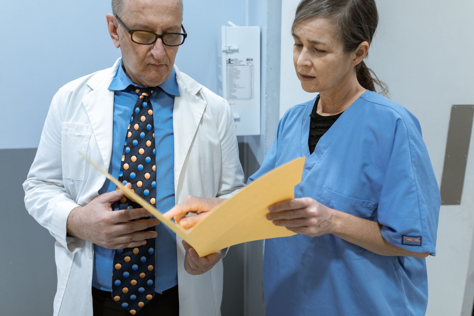 Un médecin relit un document de prise en charge